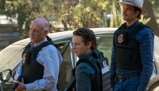 Art (Nick Searcy), Tim () and Raylan (Timothy Olyphant) stake out the Truths in Justified 4x02