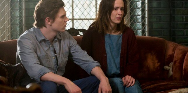 Kit (Evan Peters) and Lana (Sarah Paulson) play games in AHS 2x10