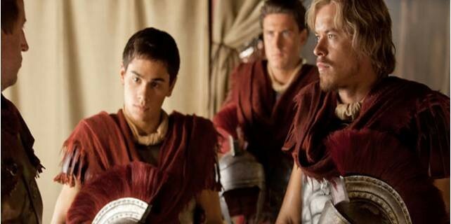 Tiberius (Christian Andolini) and Caesar (Todd Lasance) prepare for battle in Spartacus 3x03