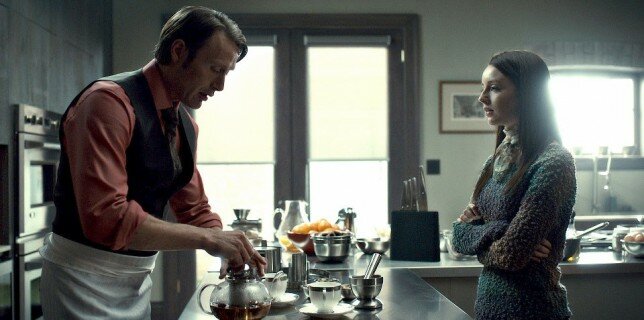 Abigail Hobbes (X) takes drugs at the behest of Dr. Lecter (Mads Mikkelsen) in 'Ceuf'