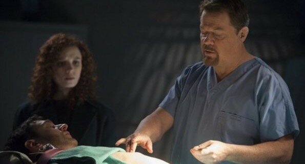 Escaped criminal Gideon (Eddie Izzard) educates tabloid journalist Freddie Lounds (Lara Jean C) in Hannibal 1x11