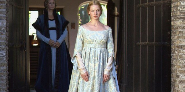 Elizabeth (Rebecca Ferguson) pursues a regal dream in ep 1x01 of The White Queen