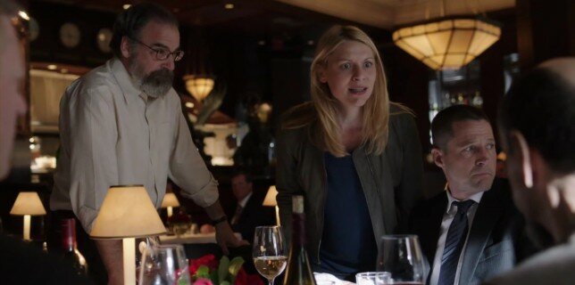 Saul (Mandy Patinkin) throws Carrie (Claire Danes) under in the bus in 'Tin Man Is Down'