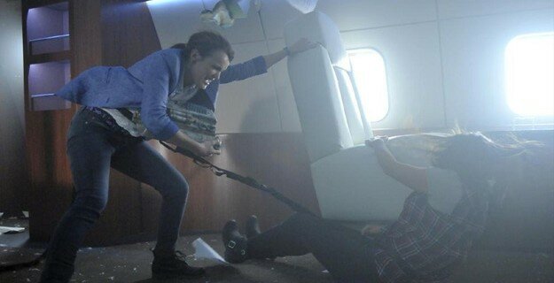 Simmons suffers through mid-air turbulence in Agents of S.H.I.E.L.D