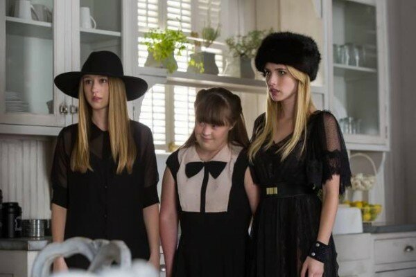 Can we talk about Madison's (Emma Roberts) babushka hat?