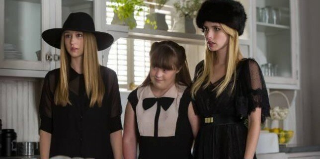 Can we talk about Madison's (Emma Roberts) babushka hat