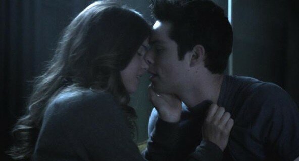 Malia (Shelley Hennig) and Stiles (Dylan O'Brien) get close in 'Echo House'